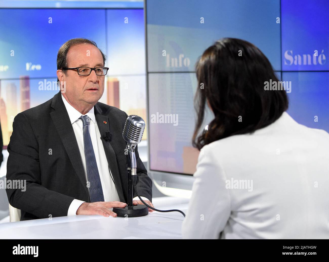 François Hollande est interviewé par Apolline de Malherbe sur RMC/BFMTV à Paris, France sur 1 juin 2022 photo par Alain Apaydin/ABACAPRESS.COM Banque D'Images
