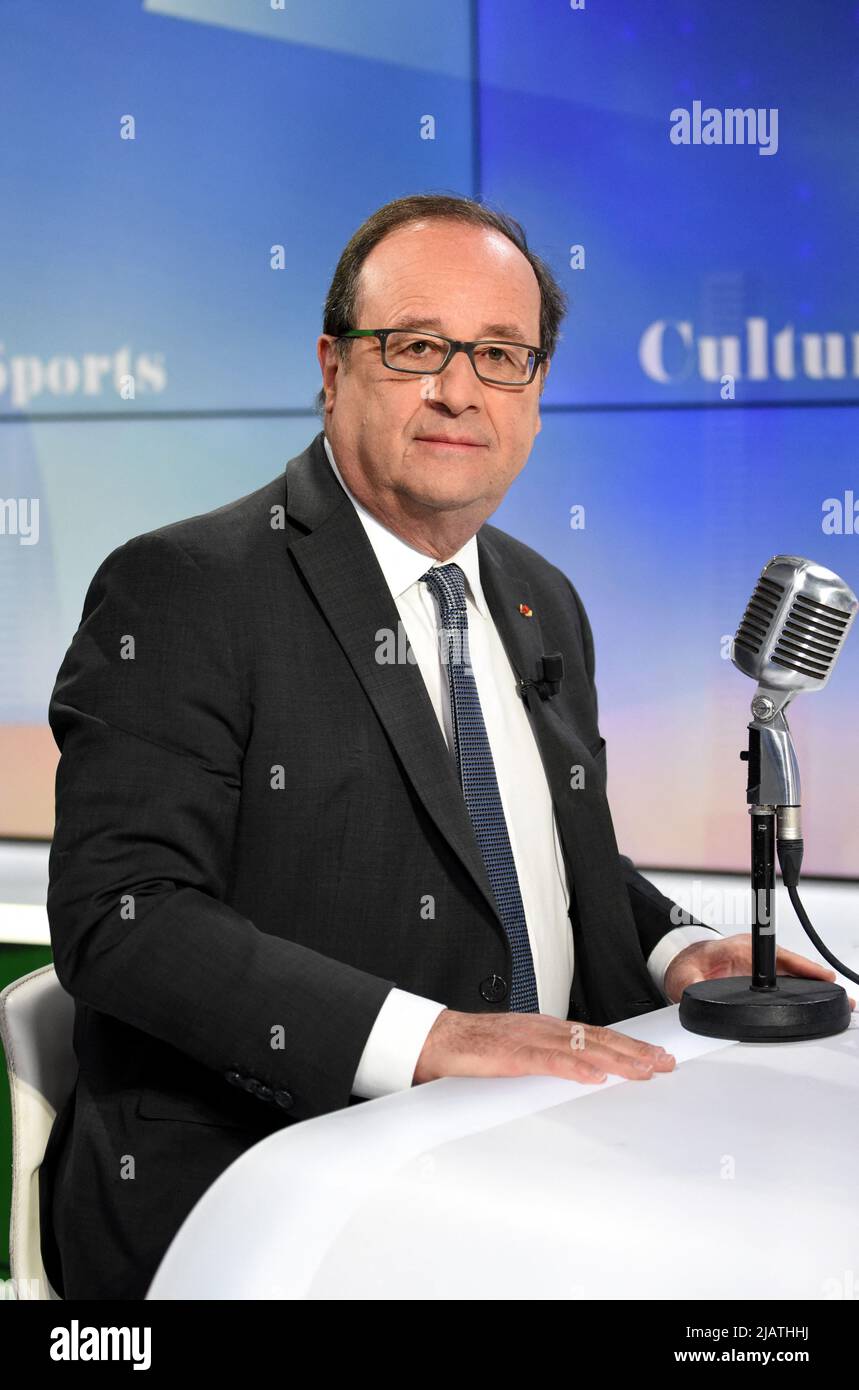 François Hollande est interviewé par Apolline de Malherbe sur RMC/BFMTV à Paris, France sur 1 juin 2022 photo par Alain Apaydin/ABACAPRESS.COM Banque D'Images