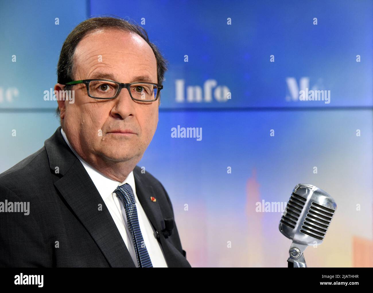 François Hollande est interviewé par Apolline de Malherbe sur RMC/BFMTV à Paris, France sur 1 juin 2022 photo par Alain Apaydin/ABACAPRESS.COM Banque D'Images