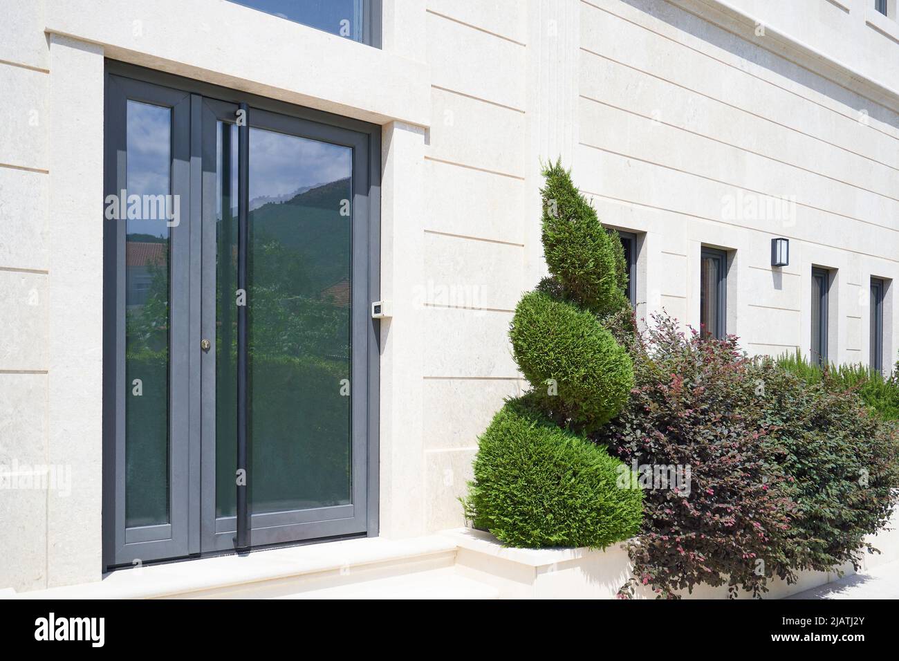 Porte vitrée d'entrée de couleur grise dans un bâtiment moderne Banque D'Images