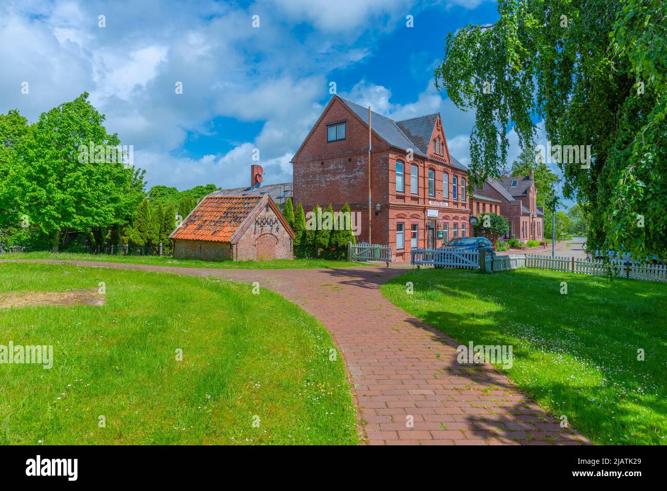 Ville de campagne Tetenbüll, péninsule Eiderstedt, Frise du Nord, Schleswig-Holstein, Allemagne du Nord Banque D'Images