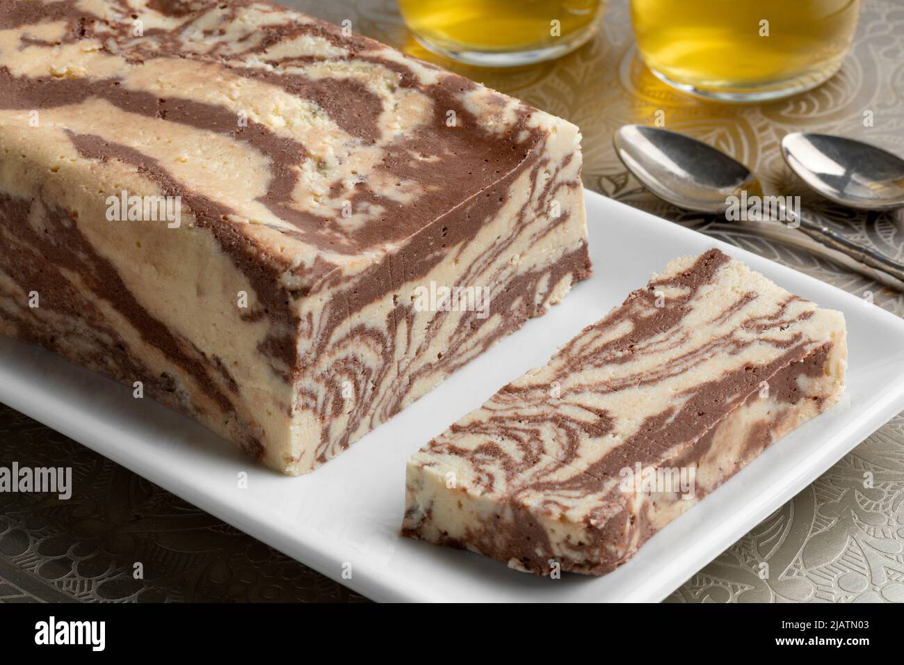 Assiette avec halva au chocolat turc traditionnel et une tranche de gros plan et du thé Banque D'Images