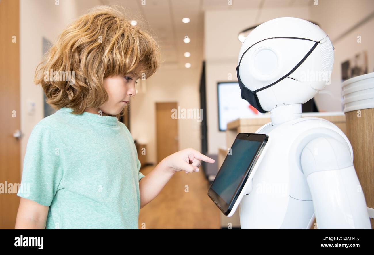 l'enfant interagit avec l'intelligence artificielle du robot, la communication Banque D'Images
