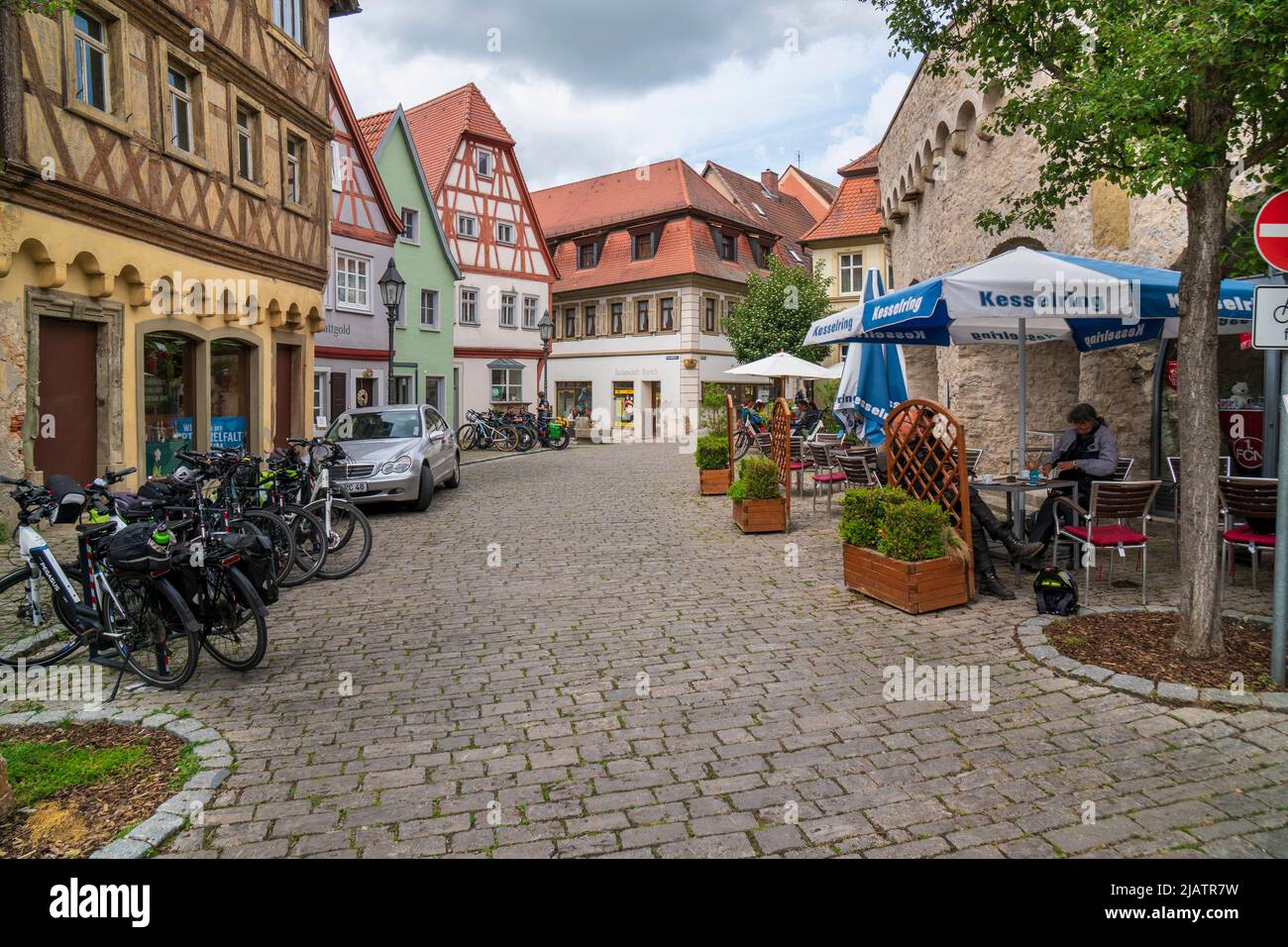 Die historische Altstadt von Dettelbach am main in Unterfranken mit malerischen Gebäuden innerhalb der Stadtmauer Banque D'Images