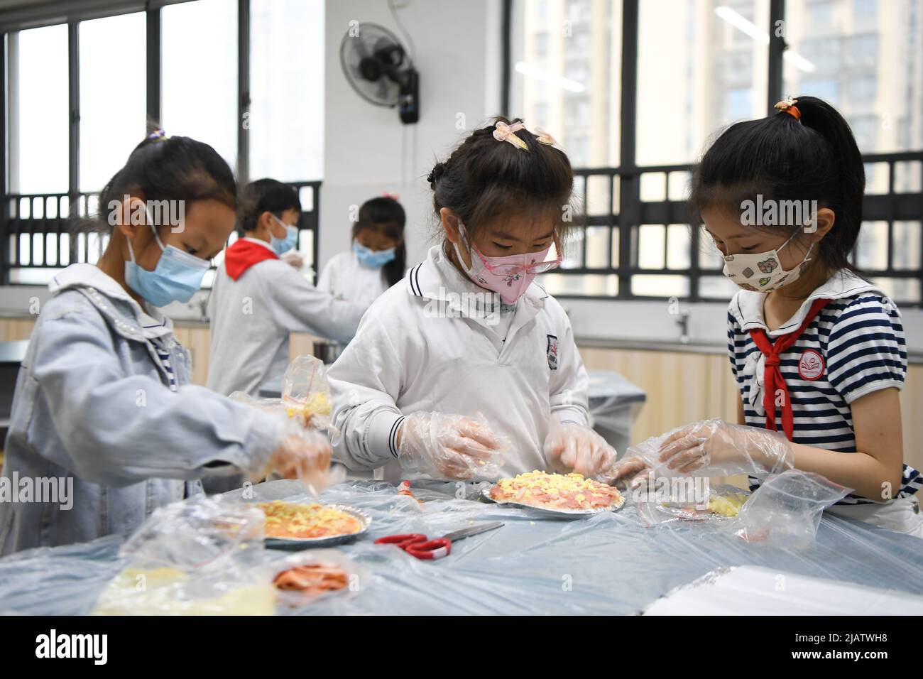 Yinchuan, province chinoise du Hunan. 27th mai 2022. Les étudiants apprennent à cuisiner lors d'un cours de cuisine à Changsha, dans la province du Hunan, au centre de la Chine, à 27 mai 2022. Credit: Xue Yuge/Xinhua/Alay Live News Banque D'Images