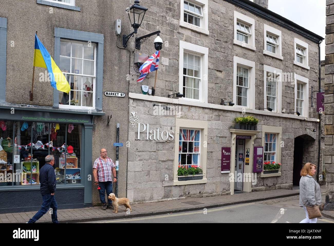 Le restaurant et bar Plato, qui présente le drapeau de l'Union et le drapeau ukrainien, se trouve dans la jolie ville marchande de Kirkby Lonsdale, près des deux Yorkshire Dales Banque D'Images