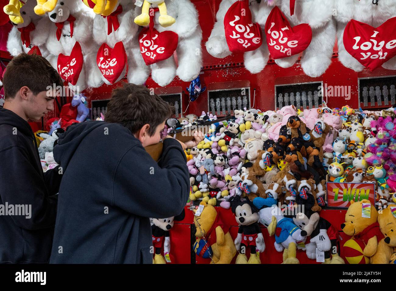 Londres, Royaume-Uni. 1st juin 2022. Les gens se trouvent sur un stand d'armes à feu pop à Pinner Fair à Pinner, au nord-ouest de Londres. La ville a tenu une foire de rue annuelle à la fin mai/début juin depuis 1336, date à laquelle elle a été accordée par la Charte royale. Cette année marque le retour de la foire après avoir été annulée en raison de la pandémie de Covid-19. La foire reste populaire auprès des écoliers et des familles pendant les vacances de mi-mandat, le premier mercredi suivant le Whitsunday. Crédit : Stephen Chung/Alay Live News Banque D'Images