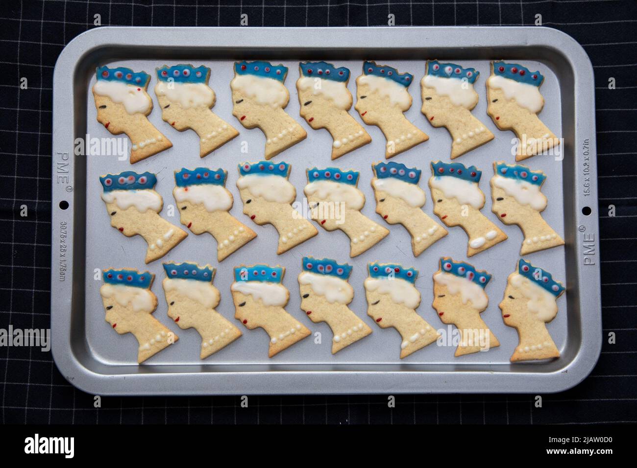 Londres, Royaume-Uni. 1st juin 2022. Des biscuits en forme de Reine sont préparés pour le week-end du Jubilé de platine de sa Majesté à partir de demain. Credit: Kiki Streitberger / Alamy Live News Banque D'Images