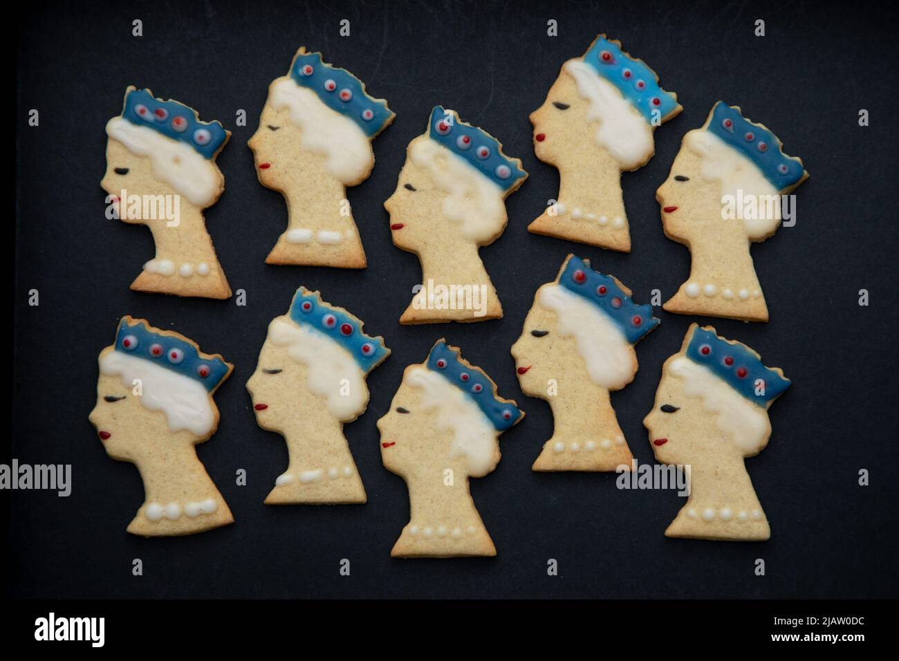 Londres, Royaume-Uni. 1st juin 2022. Des biscuits en forme de Reine sont préparés pour le week-end du Jubilé de platine de sa Majesté à partir de demain. Credit: Kiki Streitberger / Alamy Live News Banque D'Images