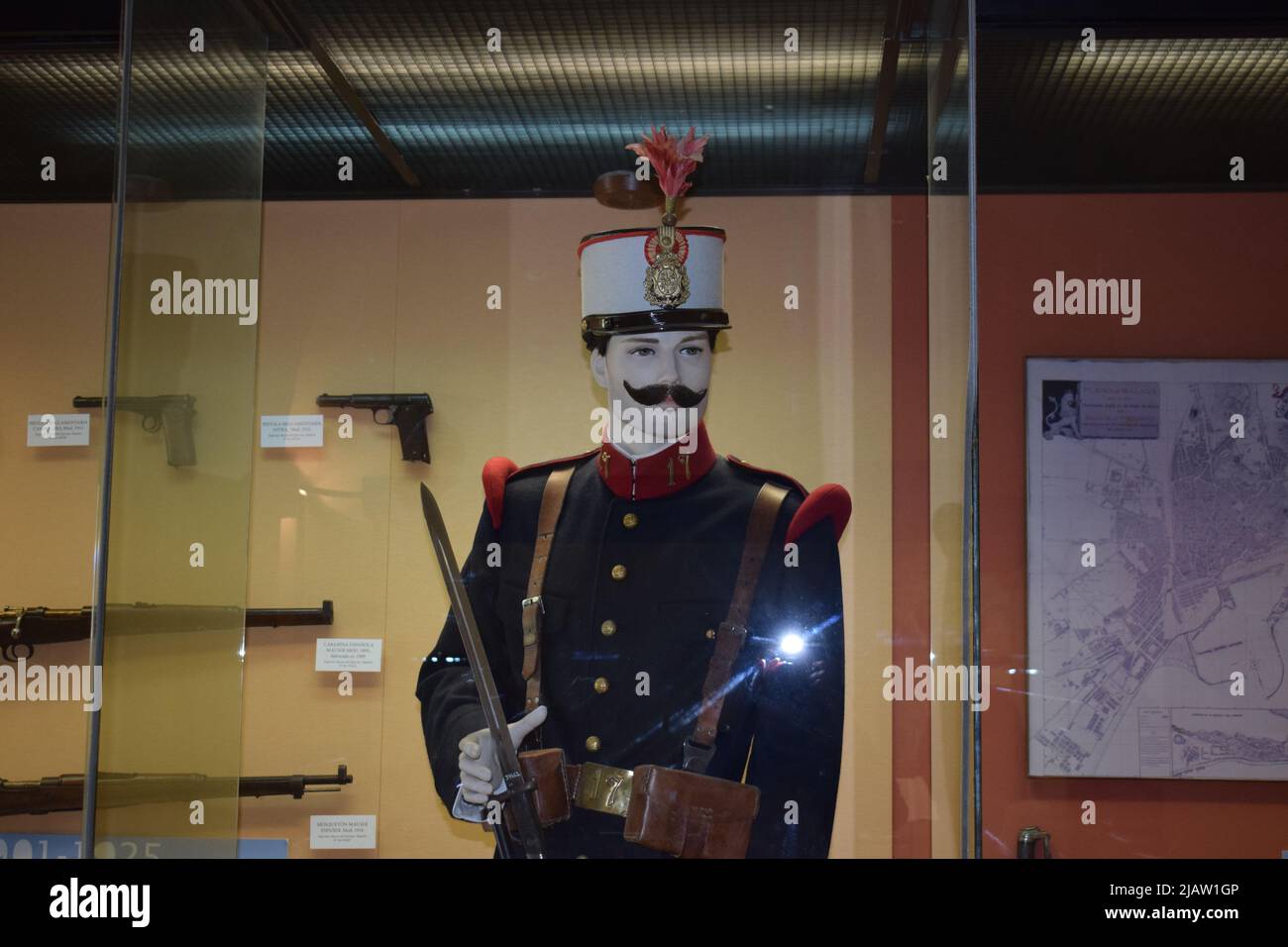 Uniforme de soldat espagnol tenant une épée dans un musée historique bataille de guerre Banque D'Images
