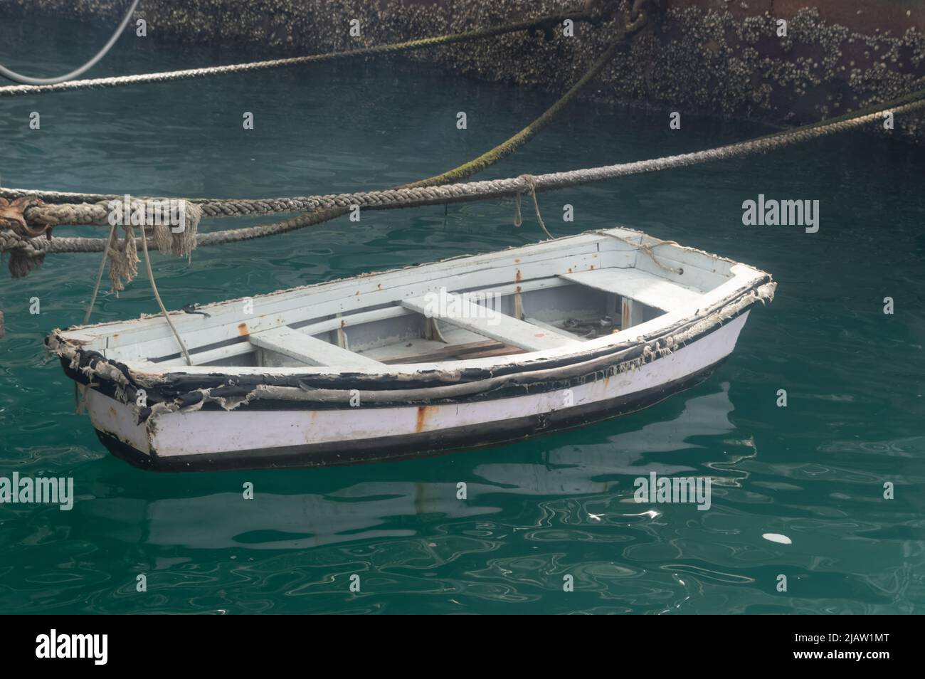 vieux bateau en bois sur la jetée Banque D'Images