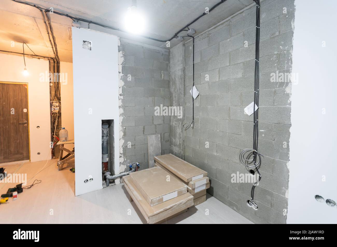 les murs de l'appartement sont en construction, remodelage, rénovation, extension, restauration et reconstruction. Banque D'Images