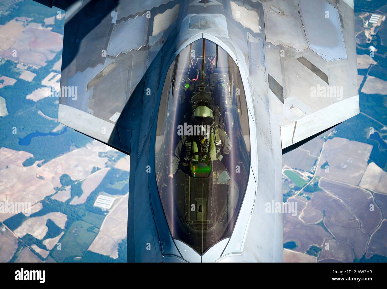 Un Raptor F-22 de la Force aérienne des États-Unis, avec l'aile Fighter 325th, s'approche d'un KC-135 Stratotanker avec l'aile de ravitaillement en vol 117th, de la Garde nationale aérienne de l'Alabama, pour se ravitailler en vol pendant l'Sentry Savannah 11 mai 2022, dans une zone d'opérations militaires au-dessus de la Floride. Sentry Savannah est le premier exercice contre-aérien de la Garde nationale aérienne, qui comprend 10 unités d’avions de combat de quatrième et cinquième génération, qui teste les capacités des combattants dans un environnement proche-pair simulé et forme la prochaine génération de pilotes de chasse au combat de demain. (É.-U. Photo de la Garde nationale aérienne par Tech. Sgt. C Banque D'Images