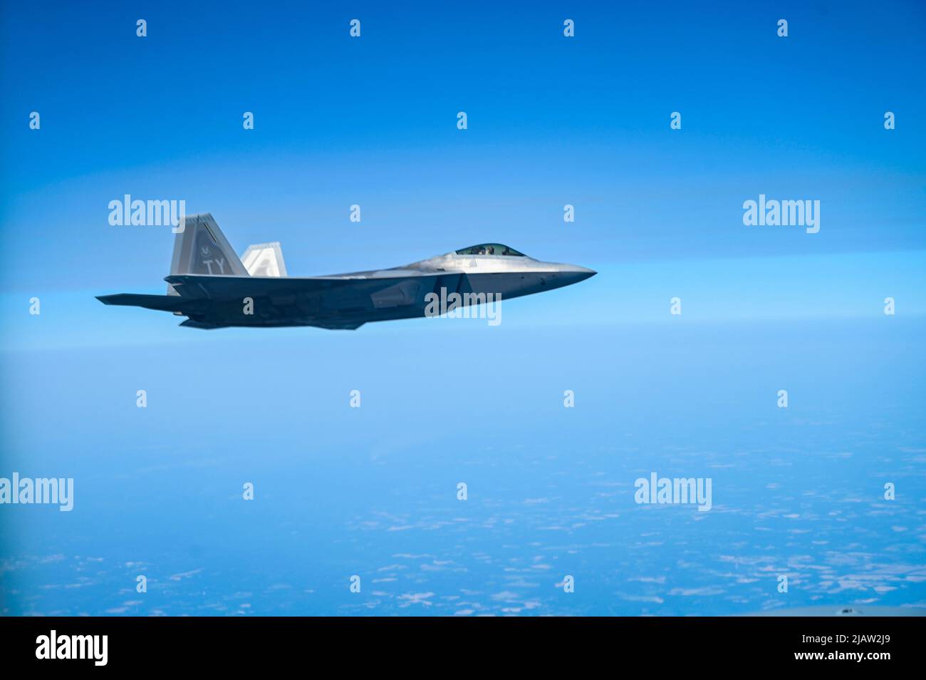 Un Raptor F-22 de la Force aérienne des États-Unis, avec l'aile Fighter 325th, s'approche d'un KC-135 Stratotanker avec l'aile de ravitaillement en vol 117th, de la Garde nationale aérienne de l'Alabama, pour se ravitailler en vol pendant l'Sentry Savannah 11 mai 2022, dans une zone d'opérations militaires au-dessus de la Floride. Sentry Savannah est le premier exercice contre-aérien de la Garde nationale aérienne, qui comprend 10 unités d’avions de combat de quatrième et cinquième génération, qui teste les capacités des combattants dans un environnement proche-pair simulé et forme la prochaine génération de pilotes de chasse au combat de demain. (É.-U. Photo de la Garde nationale aérienne par Tech. Sgt. C Banque D'Images