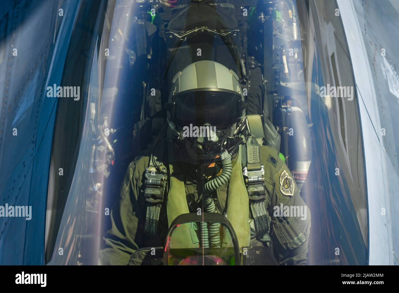 Un Raptor F-22 de la Force aérienne des États-Unis, avec l'aile Fighter 325th, s'approche d'un KC-135 Stratotanker avec l'aile de ravitaillement en vol 117th, de la Garde nationale aérienne de l'Alabama, pour se ravitailler en vol pendant l'Sentry Savannah 11 mai 2022, dans une zone d'opérations militaires au-dessus de la Floride. Sentry Savannah est le premier exercice contre-aérien de la Garde nationale aérienne, qui comprend 10 unités d’avions de combat de quatrième et cinquième génération, qui teste les capacités des combattants dans un environnement proche-pair simulé et forme la prochaine génération de pilotes de chasse au combat de demain. (É.-U. Photo de la Garde nationale aérienne par Tech. Sgt. C Banque D'Images