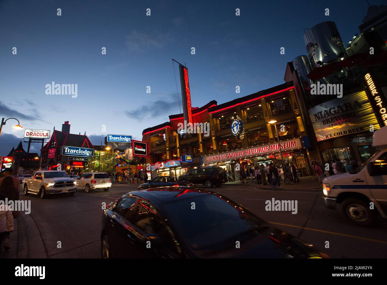 Clifton Hill, connue sous le nom de « rue de divertissement », l'une des principales attractions touristiques des chutes Niagara, en Ontario. Niagara Falls, ONTARIO, Canada - 2021 AOÛT Banque D'Images