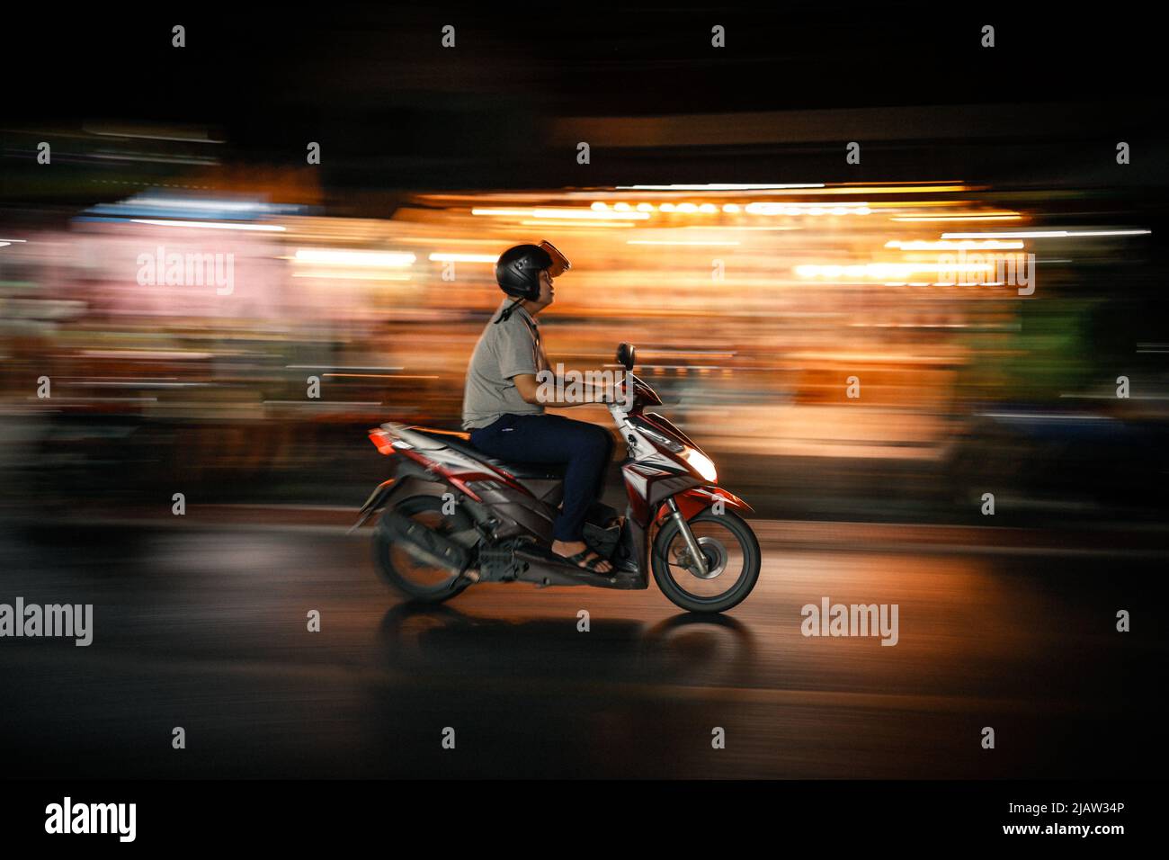 Homme thaïlandais en vitesse sur une moto Banque D'Images