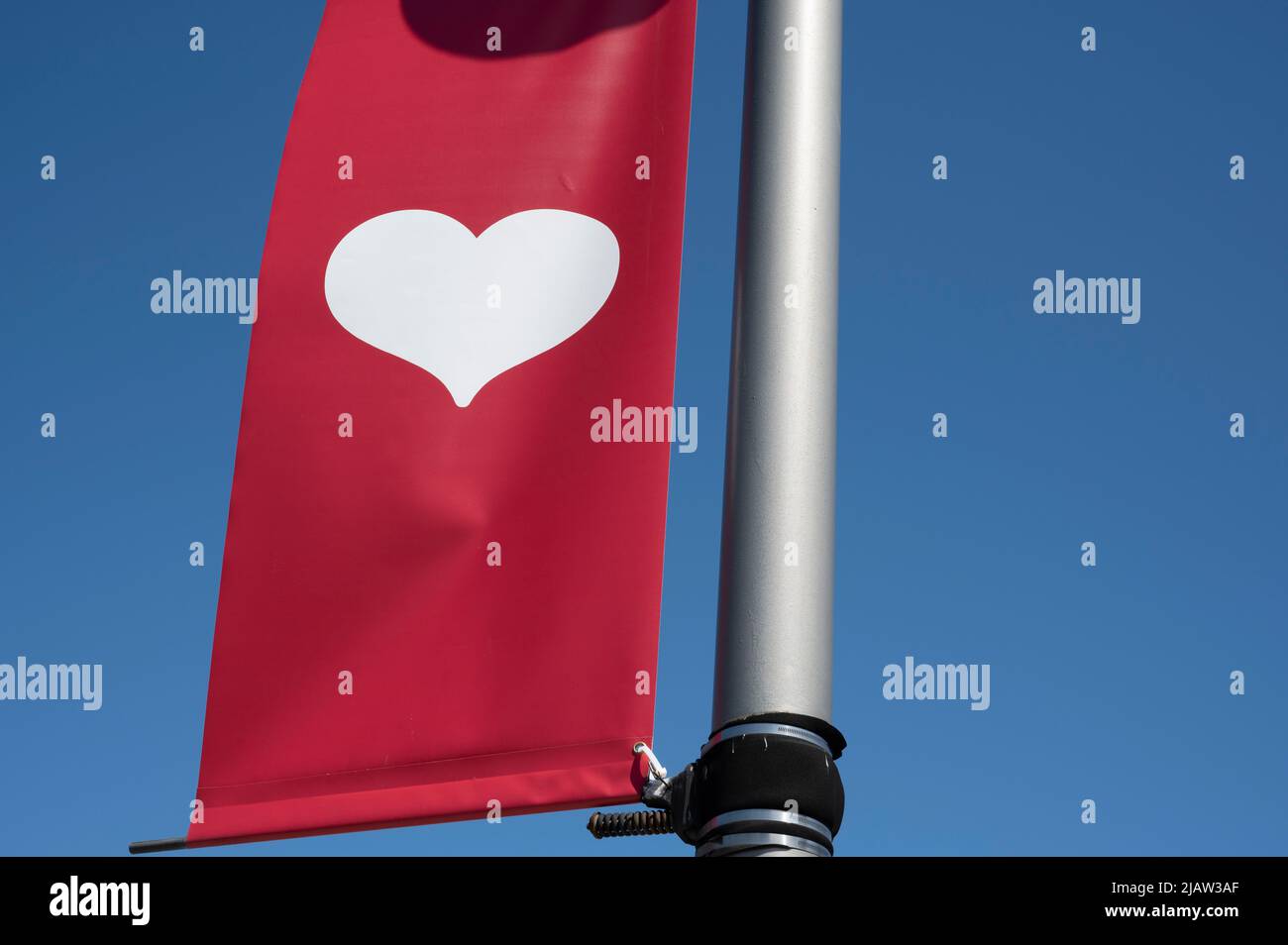 Liverpool, Angleterre, Royaume-Uni. Coeur de vin blanc sur bannière rouge. Banque D'Images