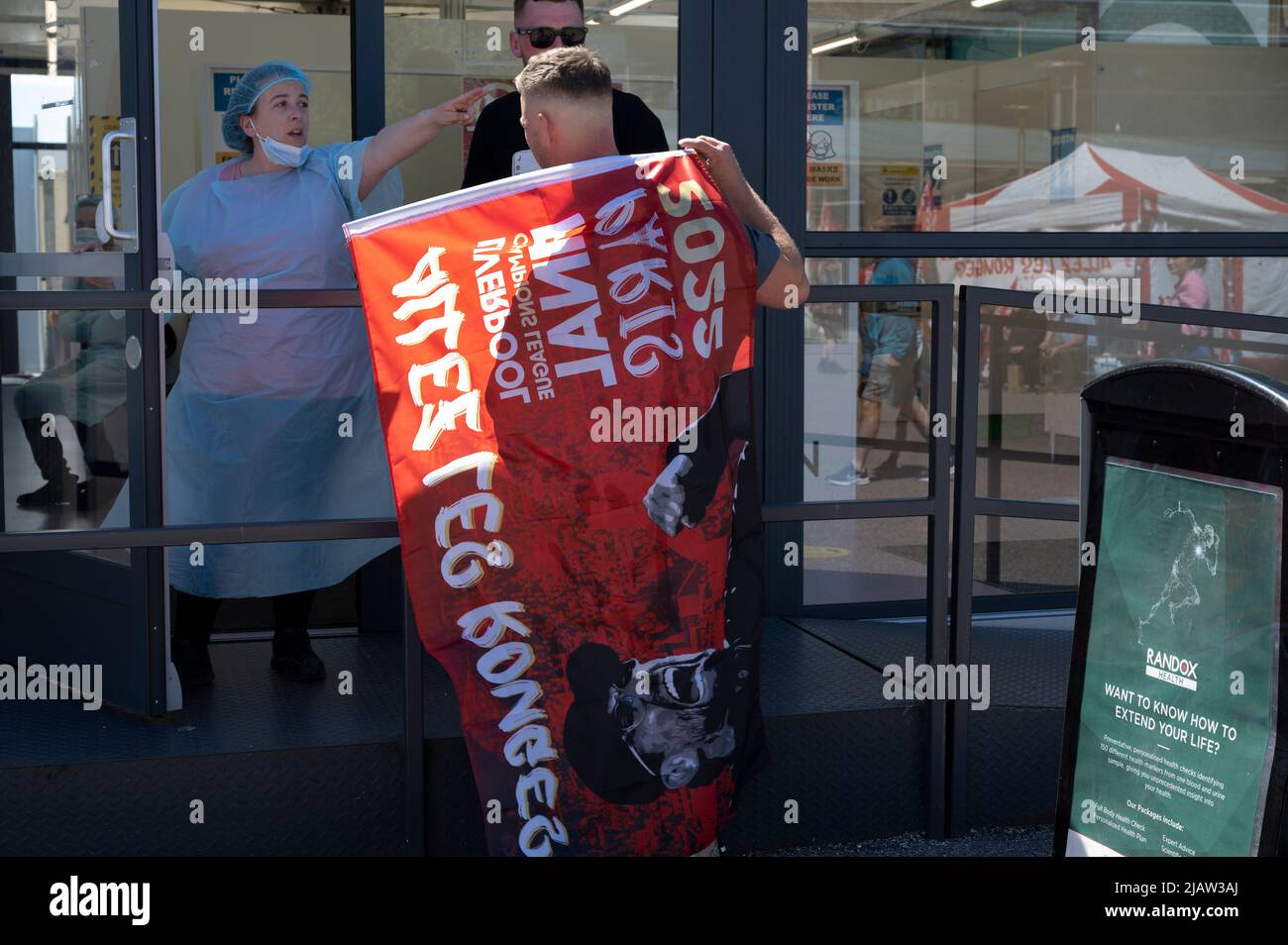 Liverpool, Angleterre, Royaume-Uni. Centre d'essais de Randox et supporter de football. Banque D'Images