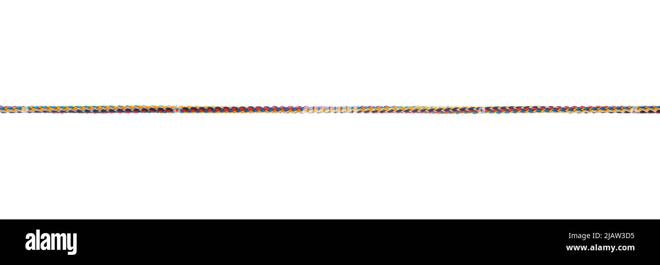 Longue corde droite en nylon de couleur gros plan isolée sur blanc Banque D'Images