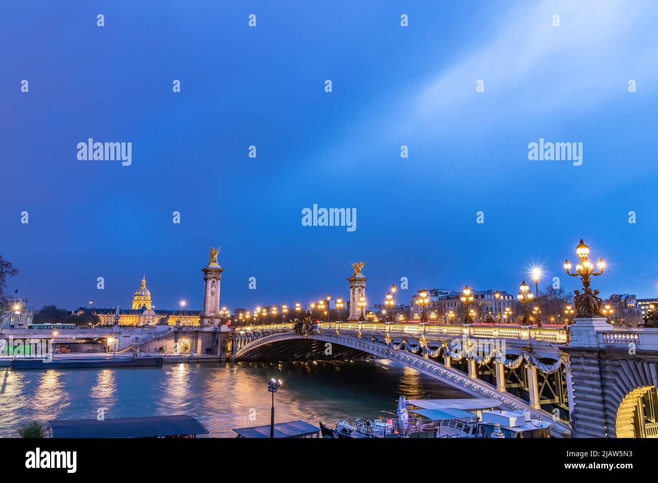 Le pont Alexandre III de nuit, est un pont-voûte qui traverse la Seine à Paris. Il relie le quartier des champs-Élysées à ceux de l'invalide Banque D'Images