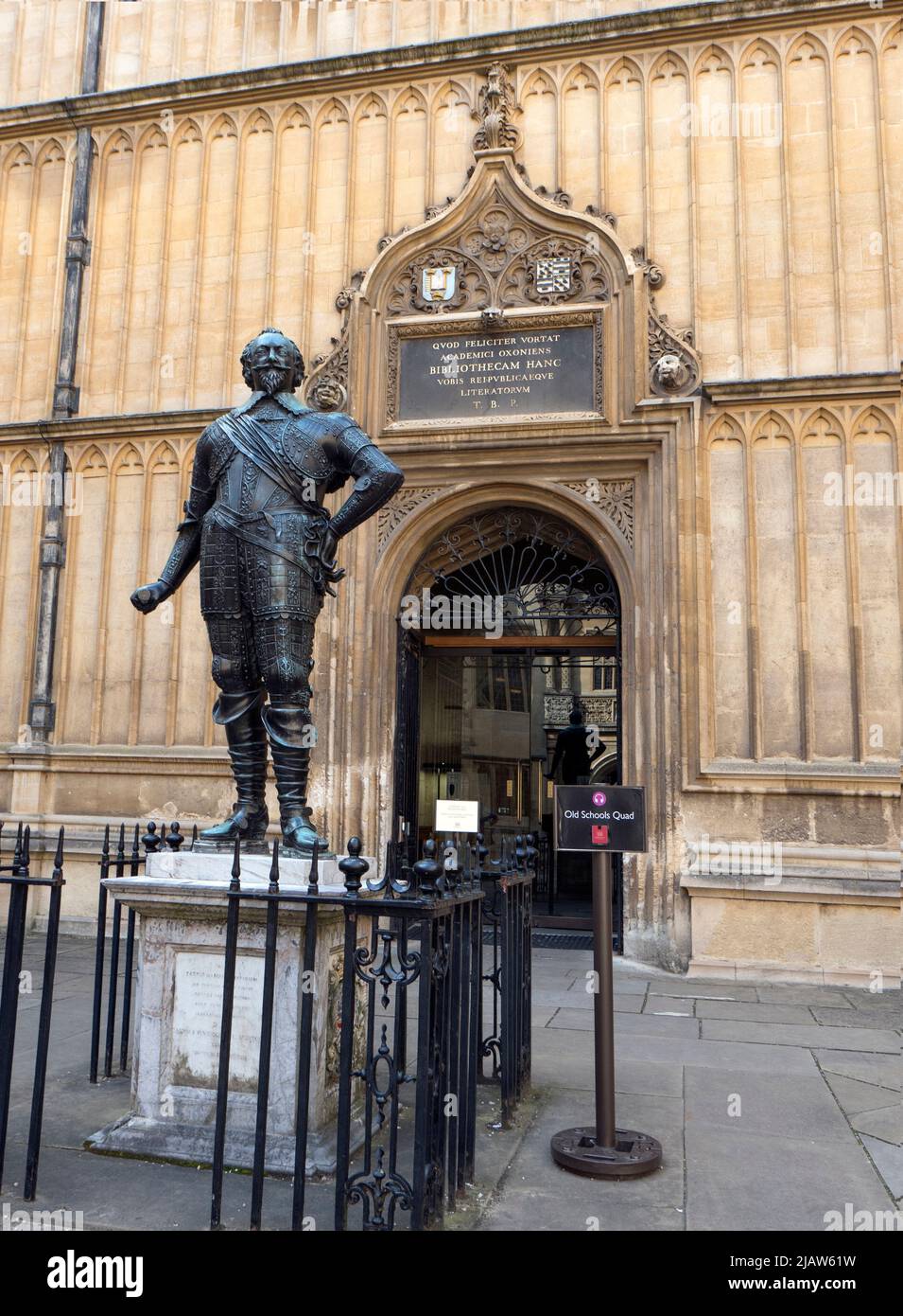 Statue de bronze de William Herbert, 3rd comte de Pembroke à l'extérieur de la bibliothèque Bodleian, Université d'Oxford. Banque D'Images