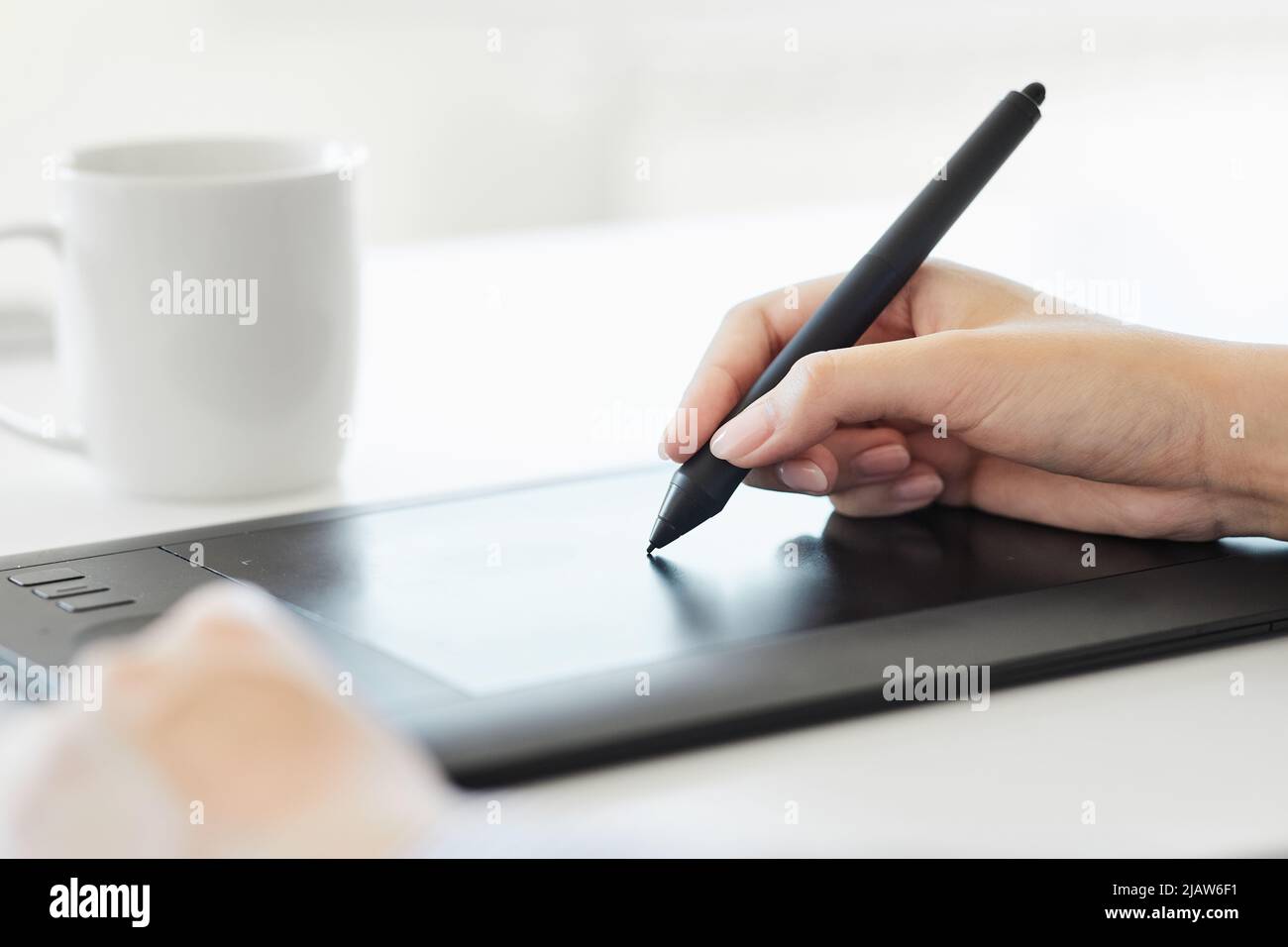 stylo à main tablette digita design retouche dessin créativité graphiste  dessinateur peinture Photo Stock - Alamy
