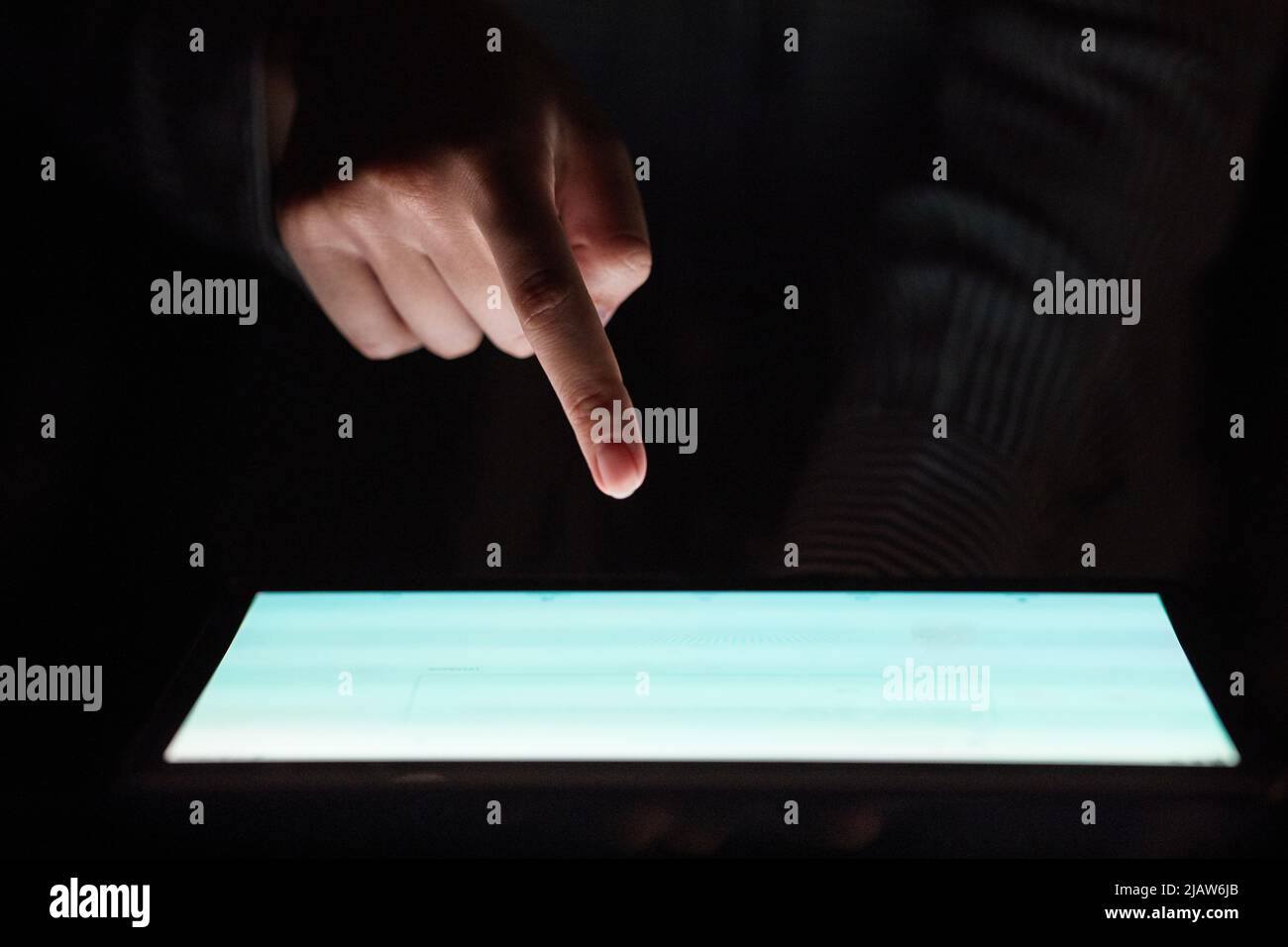 technologie de la main tablette ordinateur communication écran internet numérique tenant la lumière lumineuse pointant du doigt Banque D'Images