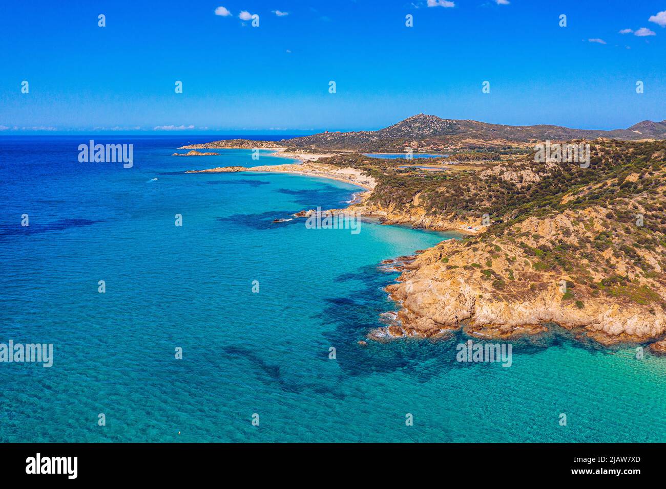 Panorama des magnifiques plages de Chia, Sardaigne, Italie. Vue sur la magnifique baie de Chia et les magnifiques plages, l'île de Sardaigne, l'Italie. Belle mer an Banque D'Images