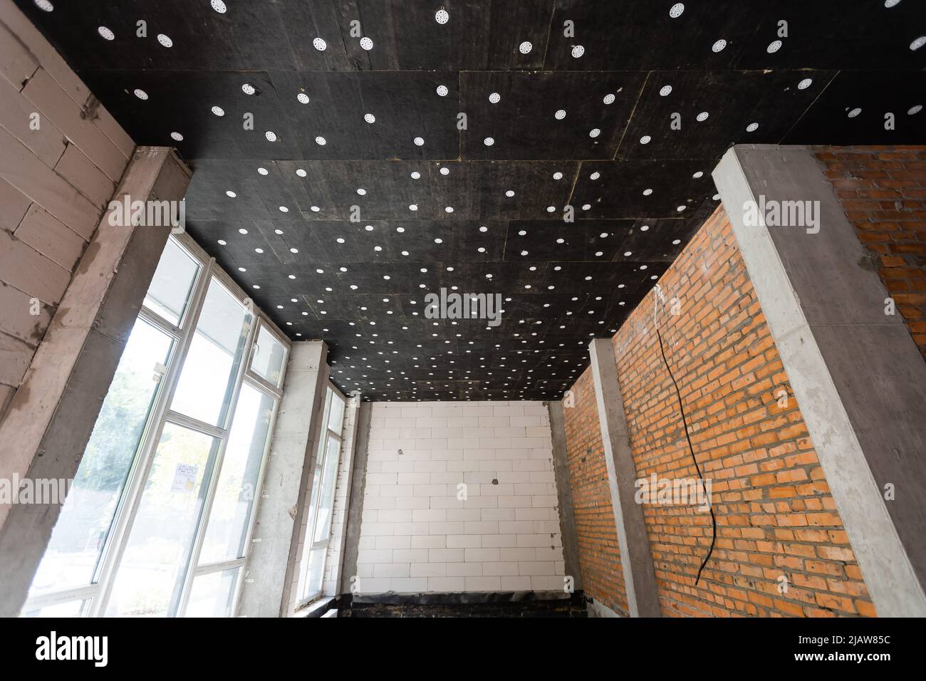 Grande chambre spacieuse, éclairée par la lumière naturelle des fenêtres, espace intérieur vide Banque D'Images