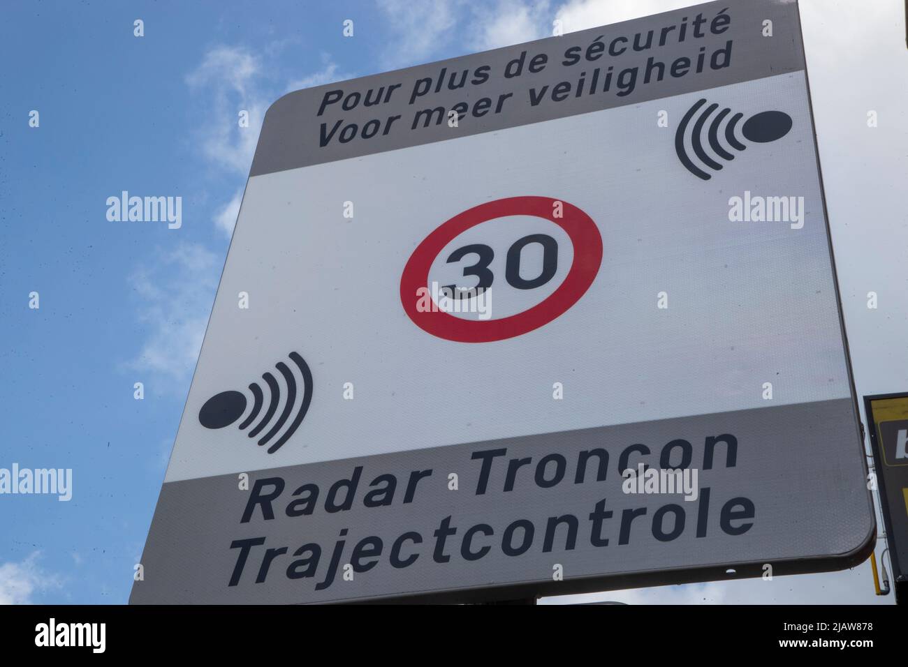 Un panneau de signalisation annonce un nouveau système de caméra de vitesse de contrôle de section sur le Gentsesteenweg - Chaussee de Gand, à la Schweizerplein - place Schweitzer, à Sint-Agatha-Berchem - Berchem-Sainte-Agathe, Bruxelles, le vendredi 27 mai 2022. L'appareil vérifie le respect de la limite de vitesse de 30 km/h sur cette route dans les deux directions (vers la ville et vers la périphérie) entre l'avenue de Sellier de Moranville et la place Schweitzer. BELGA PHOTO NICOLAS MATERLINCK Banque D'Images