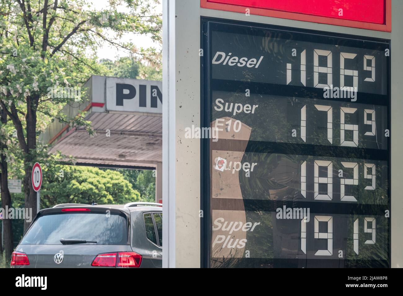 01 juin 2022, Bavière, Coburg: Un tableau des prix en face d'une station-service montre les prix réduits du carburant. Du début juin à la fin août 2022, le taux d'imposition de l'essence sera réduit de près de 30 cents et celui du diesel de 14 cents, alors que le gouvernement allemand réagit à la forte hausse des prix de l'énergie ces derniers mois. Photo : Daniel Vogl/dpa Banque D'Images