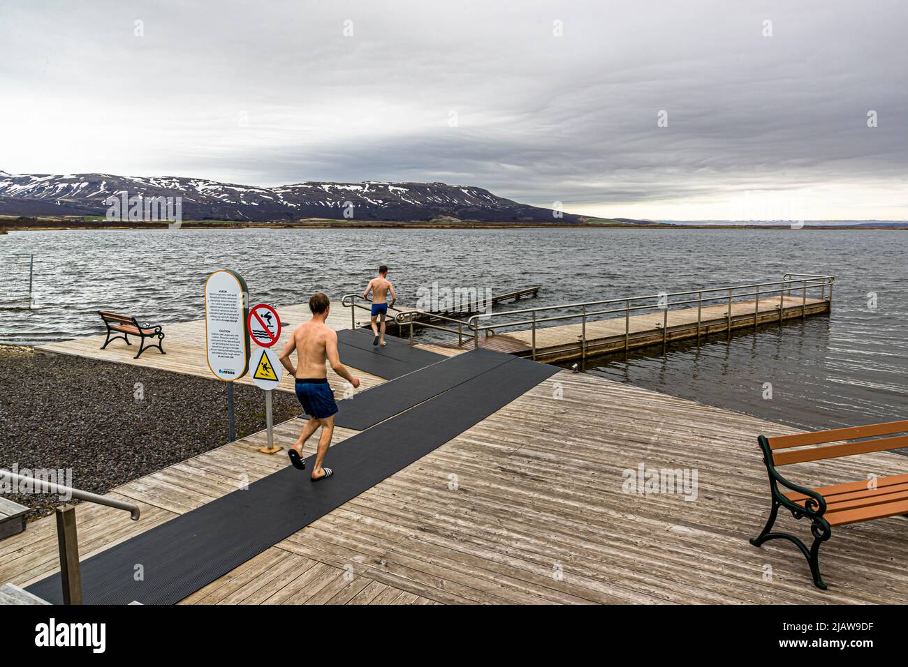 Piscine Laugarvatn Fontana, Islande. Bain géothermique Fontana de Laugarvatn et lac de Laugarvatn. La température de l'eau dans les piscines est de 32 à 34 degrés Celsius. Pour refroidir les baigneurs aller dans le lac Banque D'Images