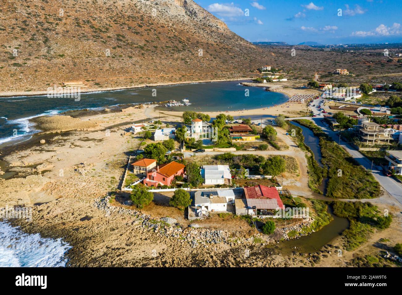 Drone aérien Vue de dessus de la turquoise plage organisée à former un petit lagon en forme de coeur et montagneux de Stavros seascape, Chania, Crete island, Gree Banque D'Images