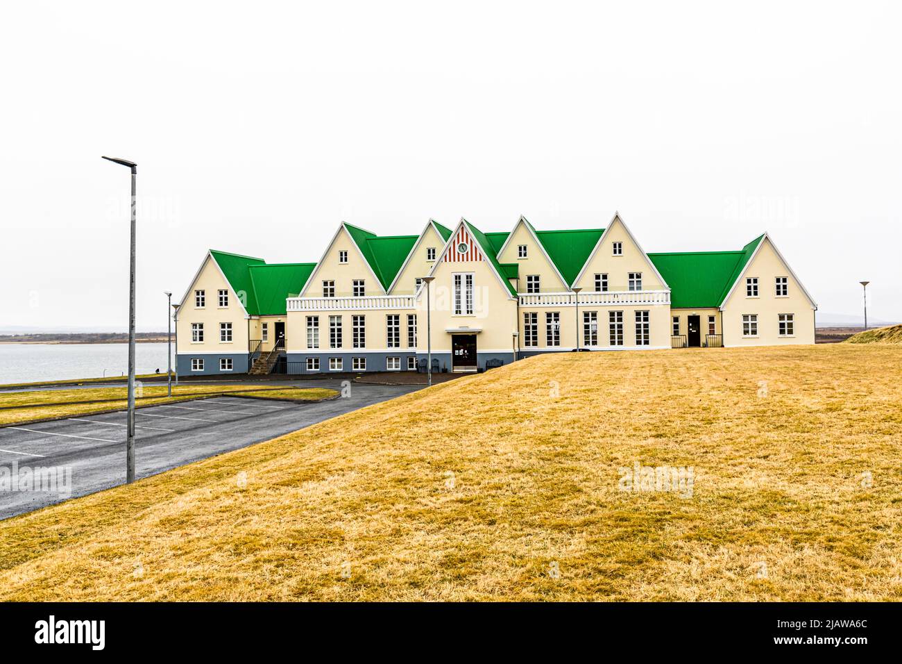 Héraðsskólin est l'ancienne école de Laugarvatn. Conçue par l'architecte d'État Guðjón Samúelsson (1887-1950) également architecte de Hallgrímskirkja à Reykjavik, l'école est maintenant utilisée comme auberge de charme. C'était le premier bâtiment du village à être chauffé avec la chaleur de la source chaude. Maison d'hôtes historique Héraðsskólinn à Laugarvatn, Islande Banque D'Images