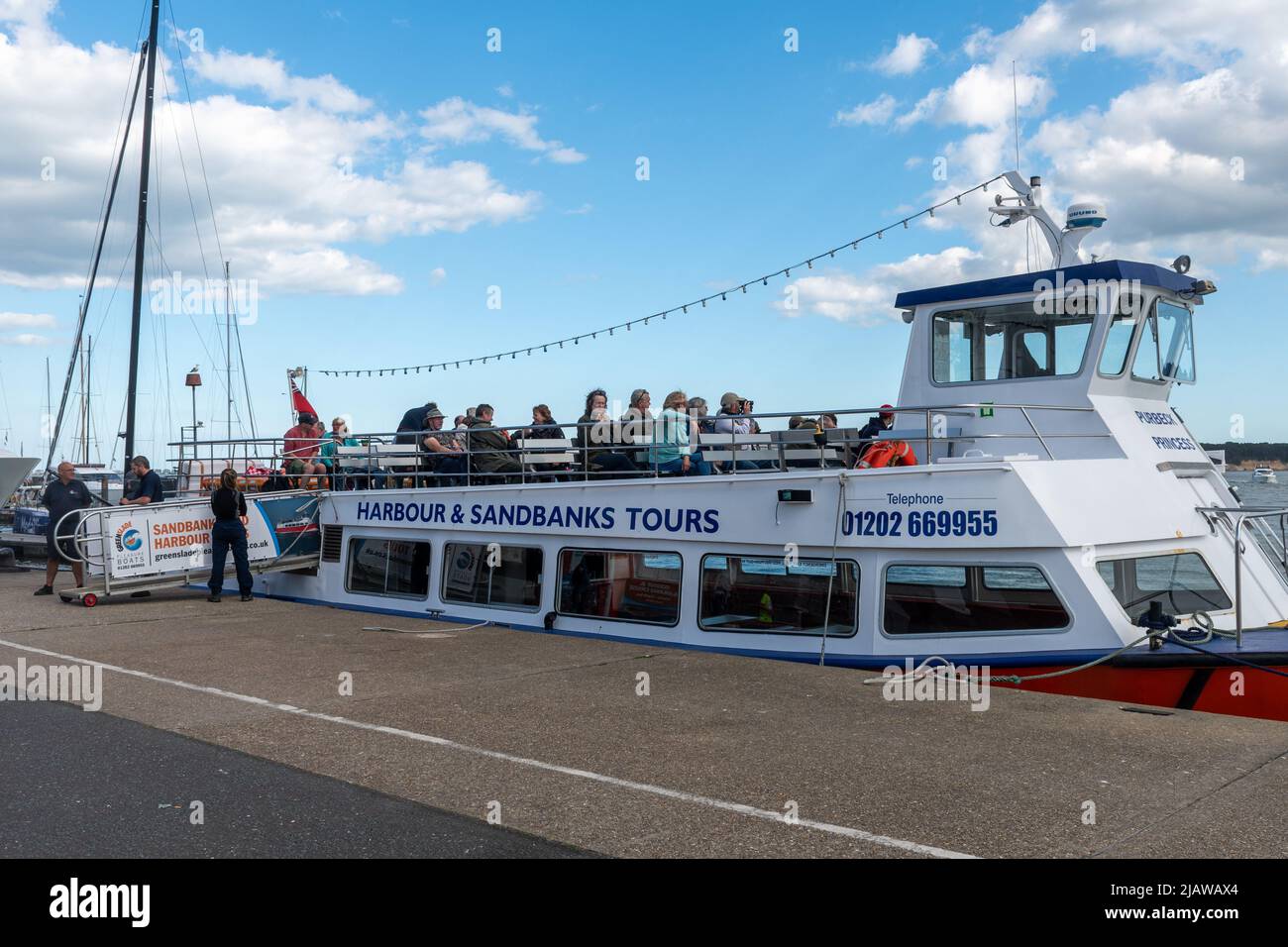 Les personnes à bord du bateau Purbeck Princess attendent de commencer une visite autour de Poole Harbor et Sandbanks, Dorset, Angleterre, Royaume-Uni Banque D'Images