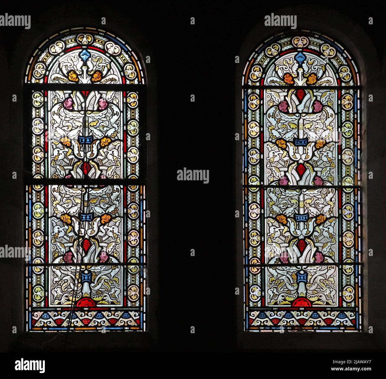 Vitraux de Frederick Preedy ; grisaille aux motifs de feuillage élaborés Église Saint-Pierre, Rous Lench, Worcestershire Banque D'Images