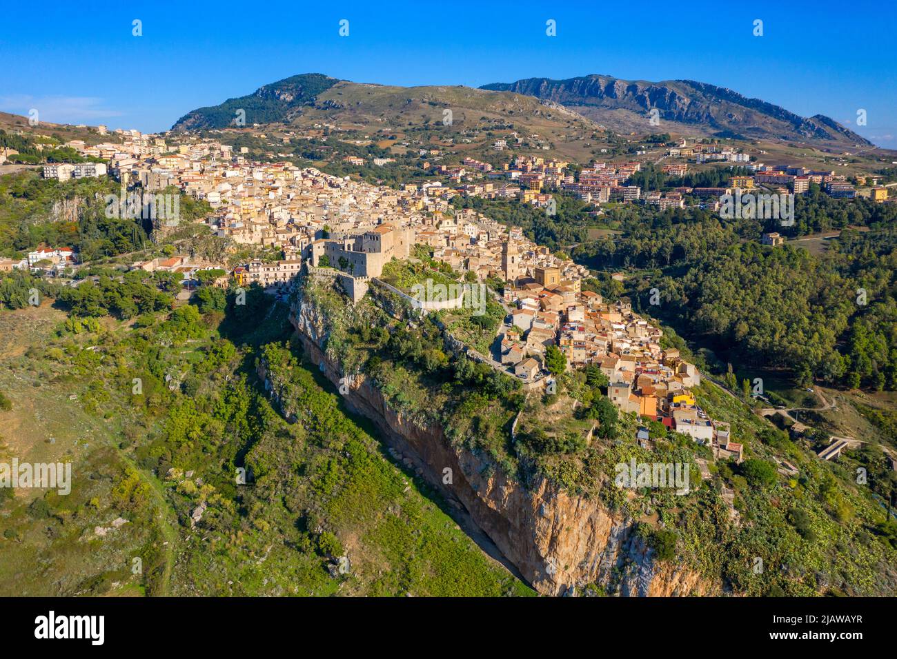 Caccamo, Sicile. Cité médiévale italienne avec le château normand dans les montagnes de Sicile, Italie. Vue sur la ville de Caccamo sur la colline avec les montagnes à l'arrière Banque D'Images