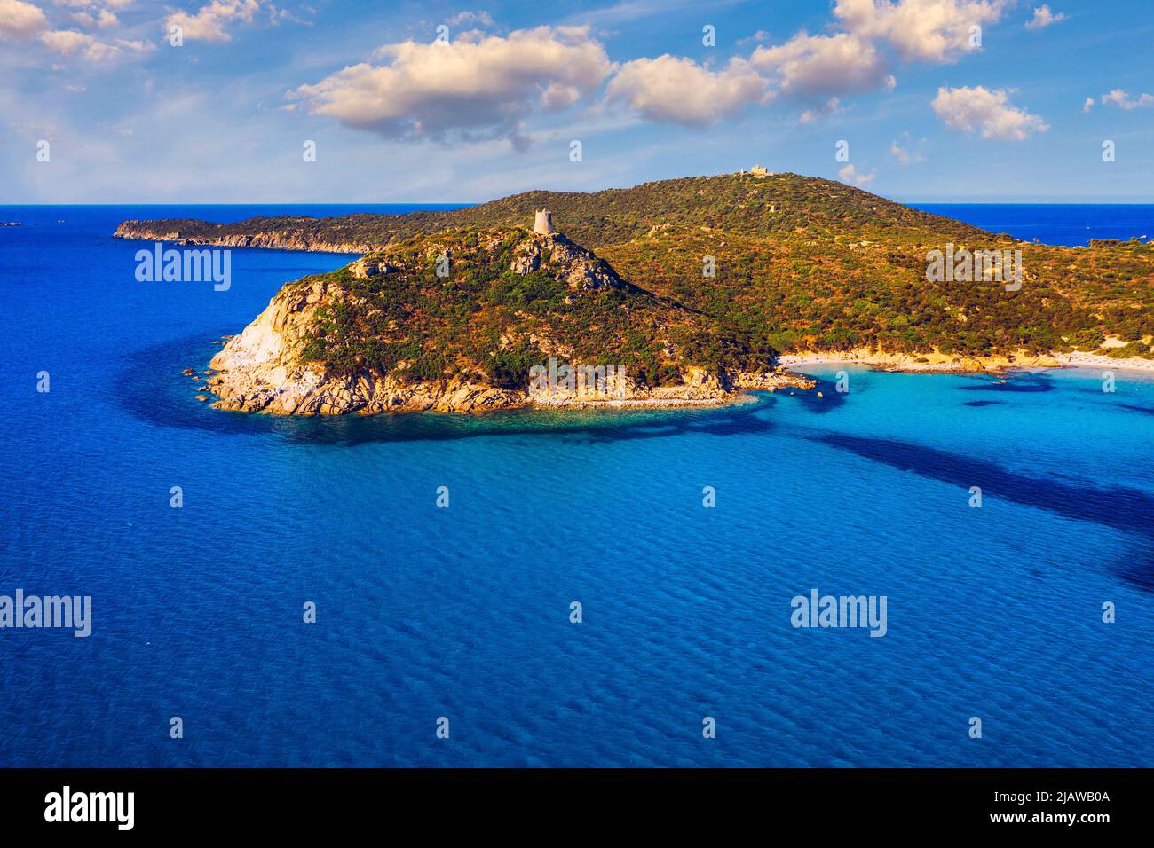 Tour Torre di Porto Giunco et plage de Simius près de Villasimius, Sardaigne, Italie. Vue depuis un drone volant. Tour Torre di Porto Giunco sur le cap Carbonara. Banque D'Images