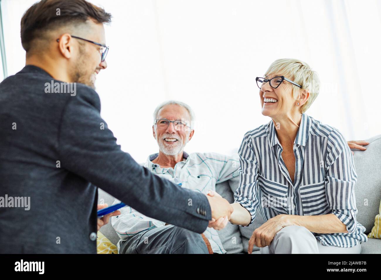 poignée de main senior couple investissement entreprise finance main agent réunion accord planification accueil Banque D'Images