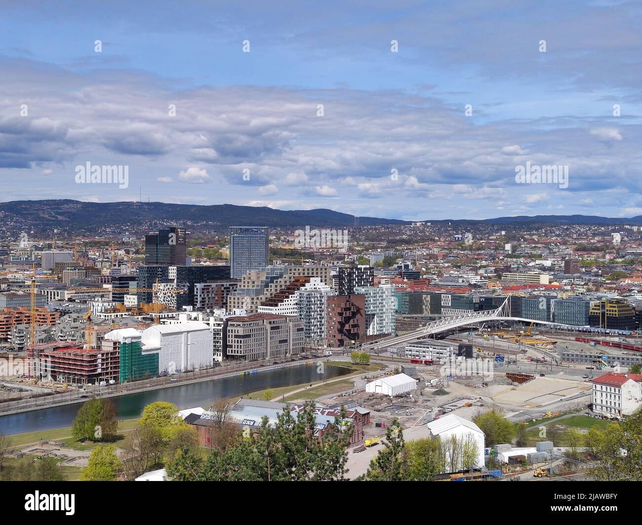 Oslo, Norvège - 30 avril 2022 : vue sur le port d'Oslo depuis le parc Ekeberg Banque D'Images