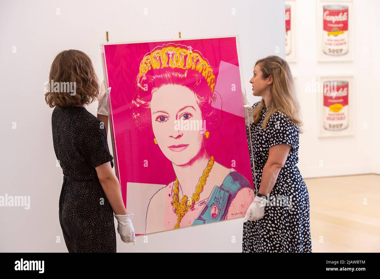 Londres, Royaume-Uni. 1 juin 2022. Les membres du personnel présentent la « reine Elizabeth II du Royaume-Uni » d'Andy Warhol, 1985 ans, contre la soupe emblématique de Warhol peut être utilisée à la galerie Phillips, Berkeley Square. Le travail doit être mis aux enchères avec une estimation de £100 000 – 150 000. Cette année marque le Jubilé de platine du règne de la Reine. Credit: Stephen Chung / Alamy Live News Banque D'Images