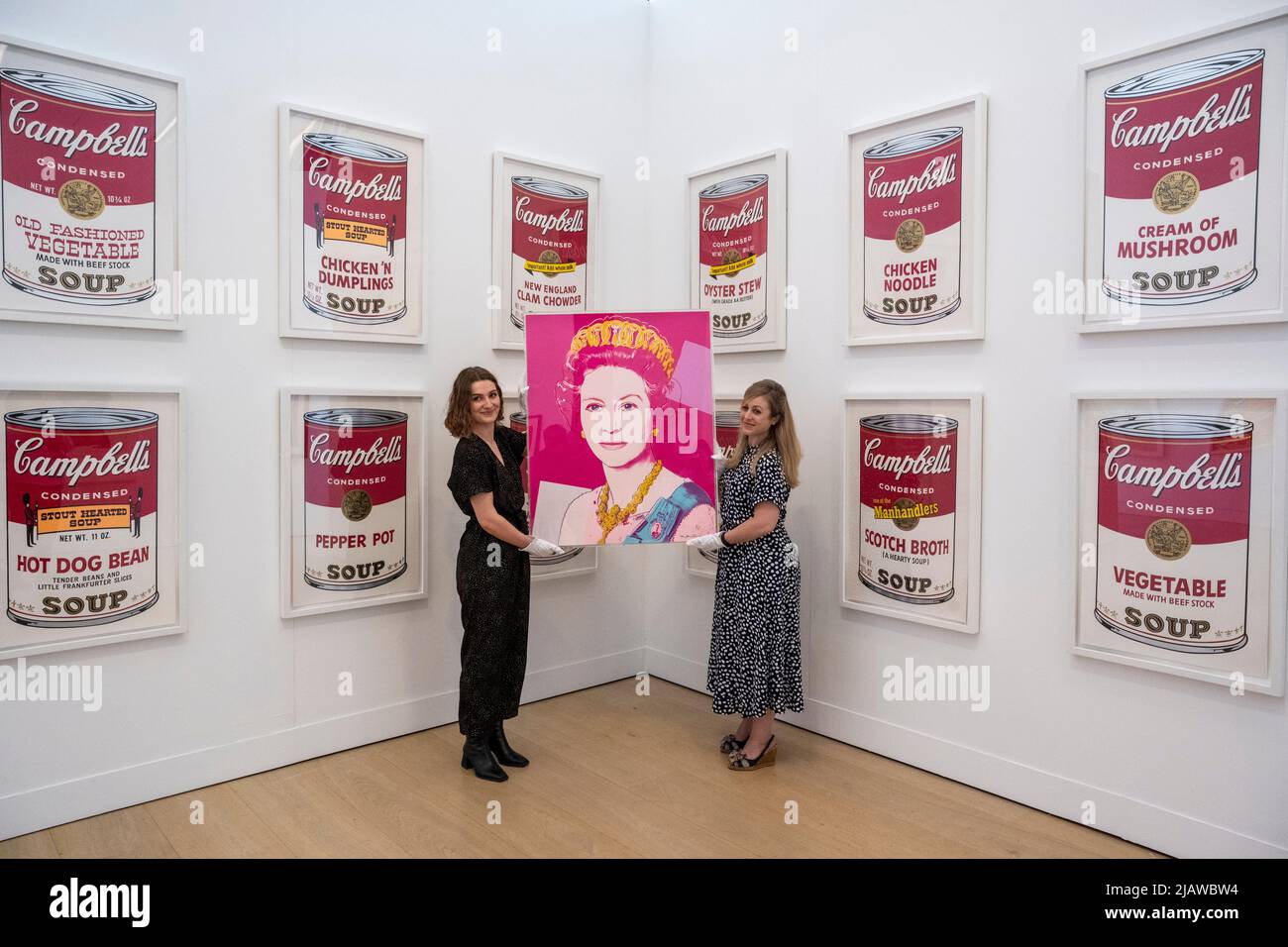 Londres, Royaume-Uni. 1 juin 2022. Les membres du personnel présentent la « reine Elizabeth II du Royaume-Uni » d'Andy Warhol, 1985 ans, contre la soupe emblématique de Warhol peut être utilisée à la galerie Phillips, Berkeley Square. Le travail doit être mis aux enchères avec une estimation de £100 000 – 150 000. Cette année marque le Jubilé de platine du règne de la Reine. Credit: Stephen Chung / Alamy Live News Banque D'Images