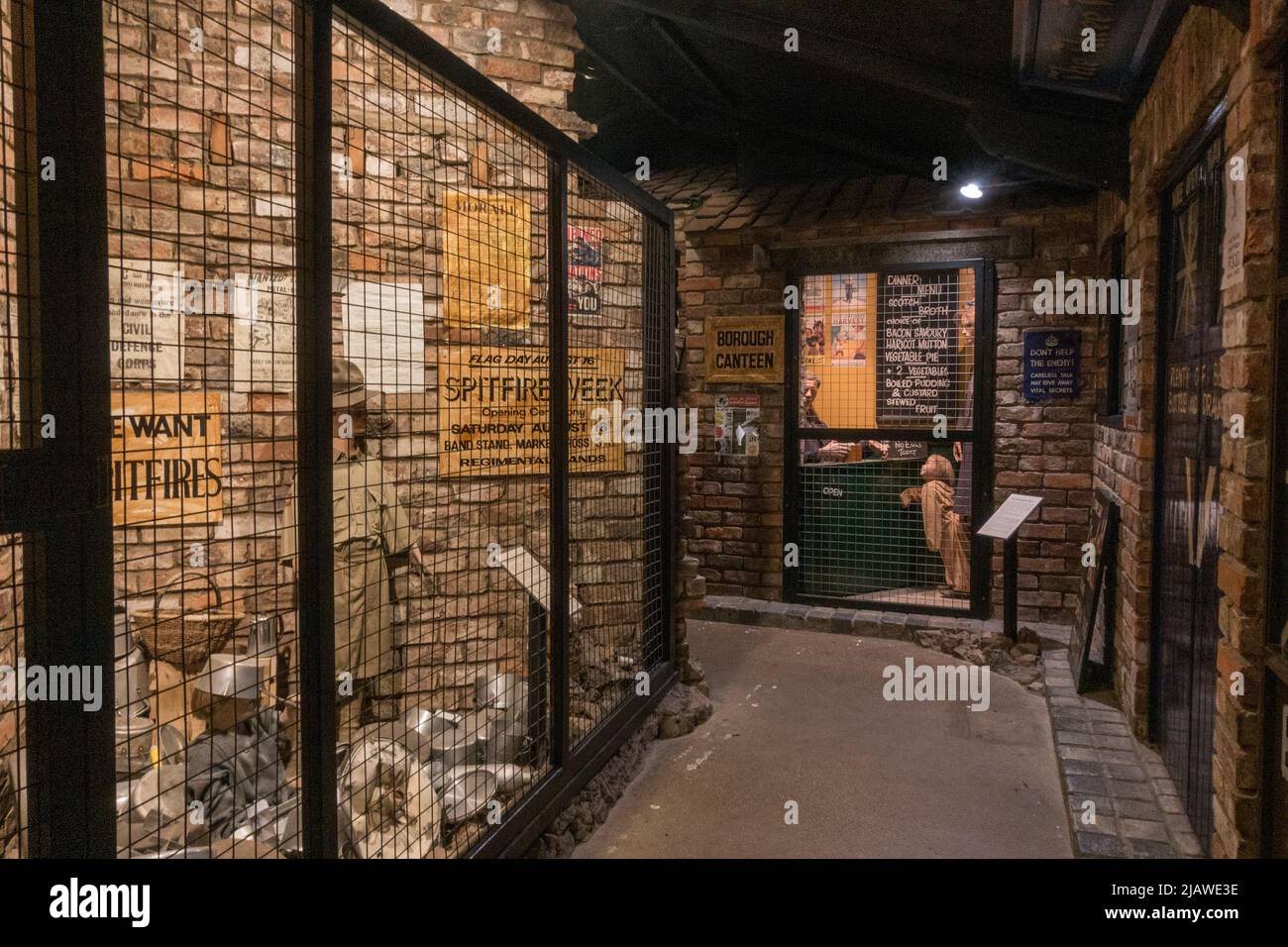 Vue générale à l'intérieur d'une hutte montrant des expositions sur le thème de la Seconde Guerre mondiale dans le musée d'histoire moderne d'Eden Camp près de Malton, dans le North Yorkshire, en Angleterre. Banque D'Images