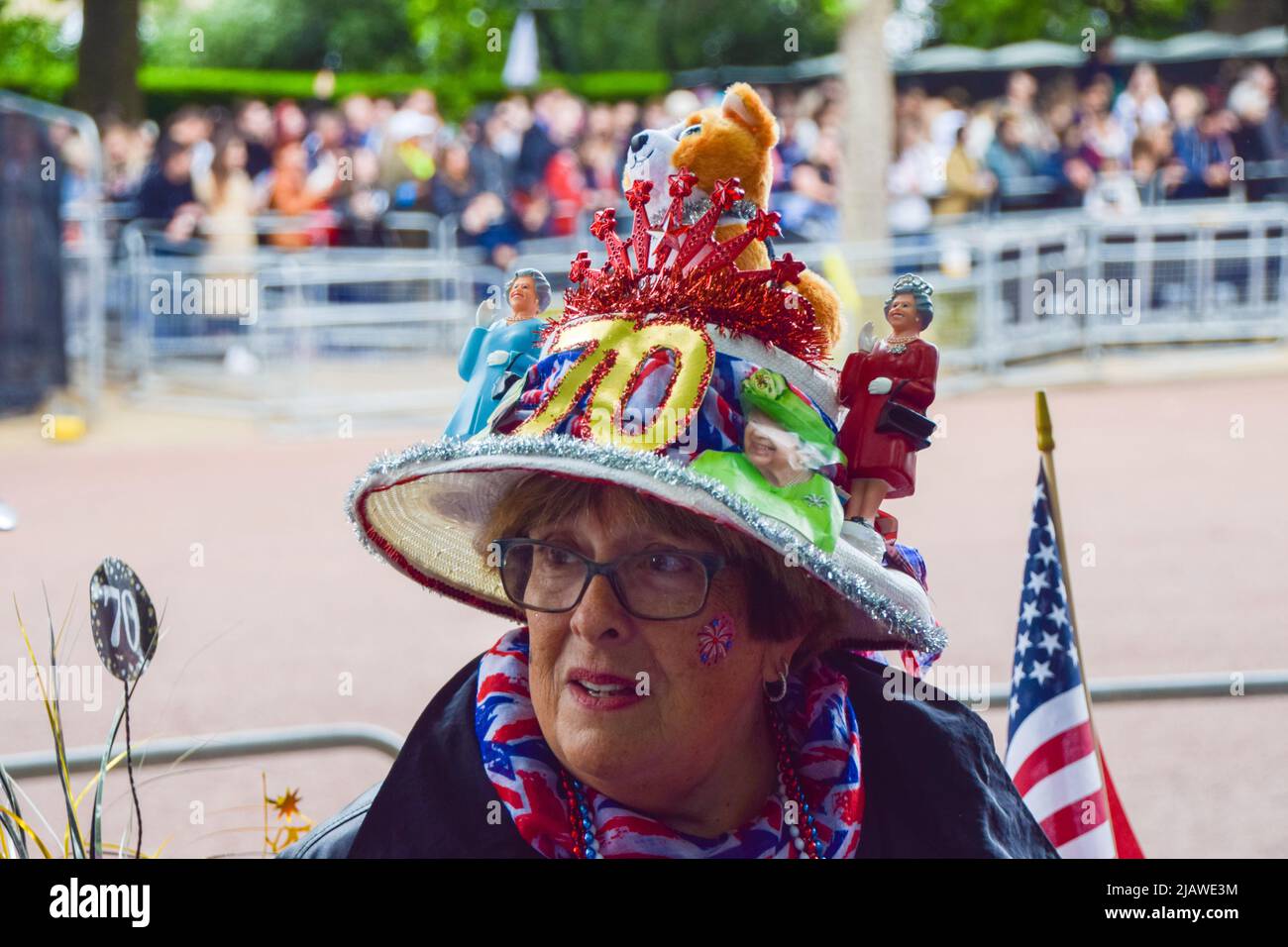 Londres, Royaume-Uni. 1st juin 2022. Un fan porte un chapeau élaboré sur le Mall la veille du week-end prolongé du Jubilé de platine de la Reine. Credit: Vuk Valcic/Alamy Live News Banque D'Images