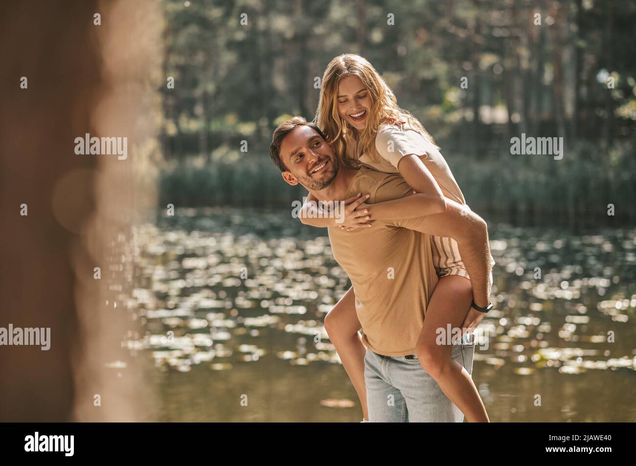 Homme romantique offrant à sa petite amie une promenade en pigeyback Banque D'Images