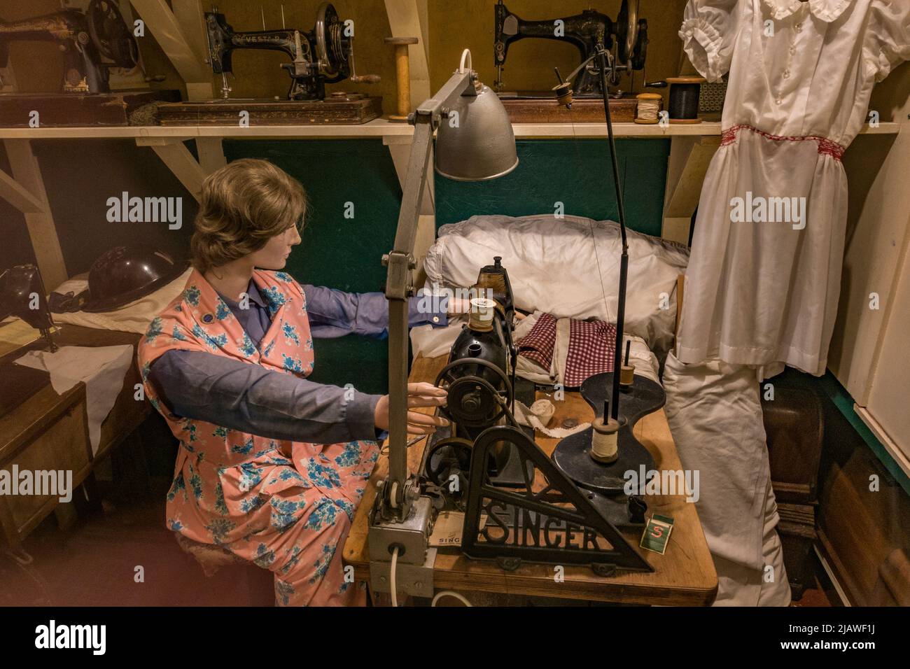 Diorama représentant une femme travaillant à une machine à coudre dans le musée d'histoire moderne d'Eden Camp près de Malton, dans le North Yorkshire, en Angleterre. Banque D'Images