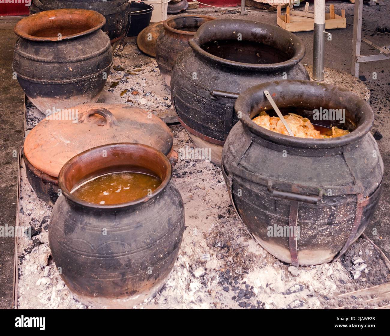 Plats régionaux traditionnels cuits dans des pots en faïence et servis chauds sur le marché local Banque D'Images
