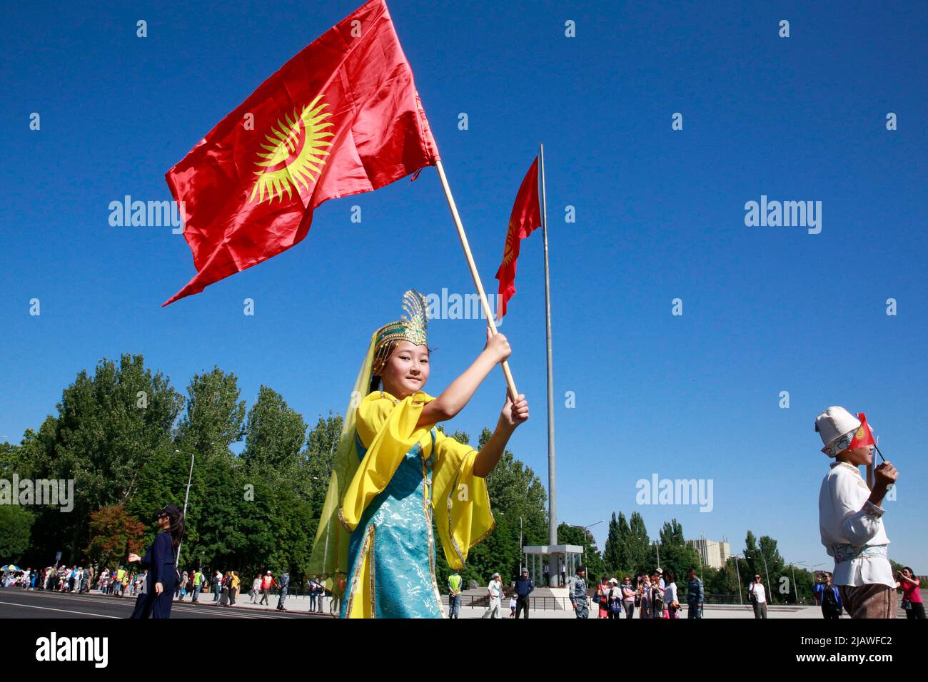 BICHKEK, 1 juin 2022 (Xinhua) -- Un enfant portant le drapeau national du Kirghizistan participe à un festival d'art populaire à Bichkek, Kirghizistan, 1 juin 2022, le jour de la Journée internationale de l'enfance. Le festival international du folklore pour enfants s'est tenu ici mercredi avec plus de 4 000 enfants participant à l'activité. (Photo de Roman/Xinhua) Banque D'Images