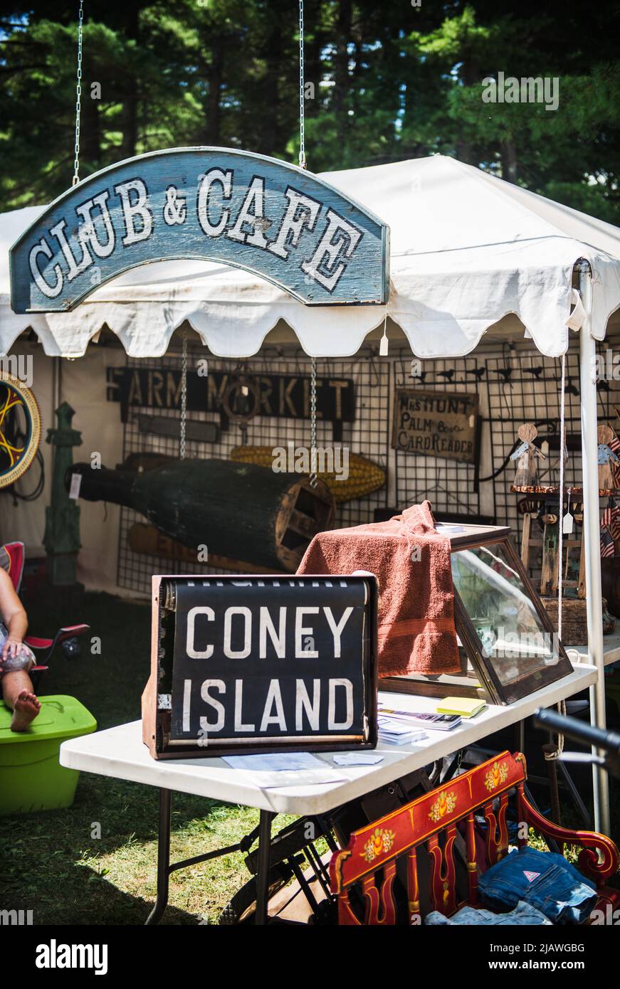 Panneaux d'époque au marché aux puces de Brimfield, Massachusetts Banque D'Images